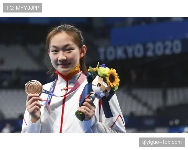 李冰洁训练完直接拎包逛奢侈品店，这消费节奏谁跟得上