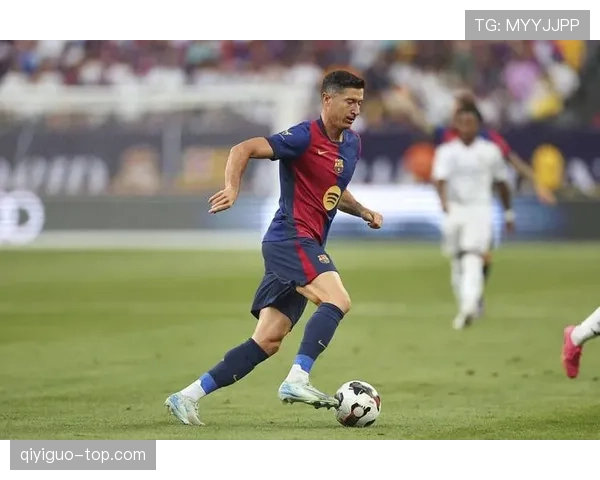 莱万在家练完瑜伽顺手进俩球，这日子没法过了